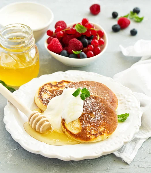 Breakfast Cottage Cheese Pancakes Curd Fritters Raspberry Strawberry Blueberry Selective — Stock Photo, Image