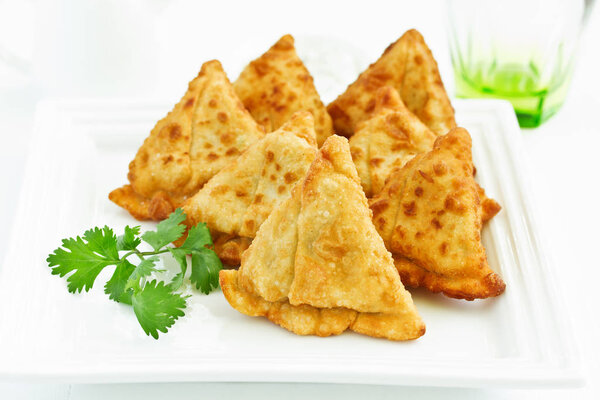 Азиатская еда. Вегетарианская самса (самоза) с томатным соусом
