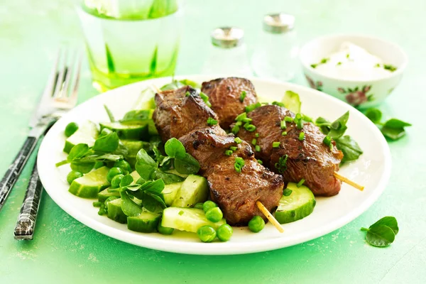 Kebab Wołowy Ogórkiem Zieloną Sałatką Grochową Zdrowa Żywność — Zdjęcie stockowe