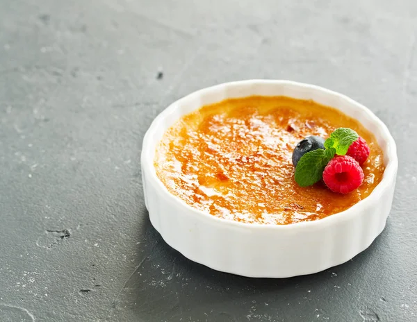 Creme Brulee Postre Con Corteza Caramelo Bayas — Foto de Stock