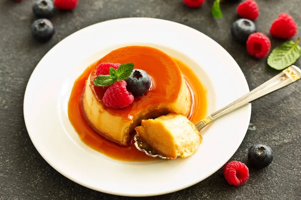 Νόστιμο Επιδόρπιο Creme Brulee Μούρα — Φωτογραφία Αρχείου