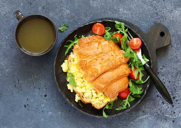 Breakfast Croissant Scrambled Eggs Salad — Stock Photo, Image