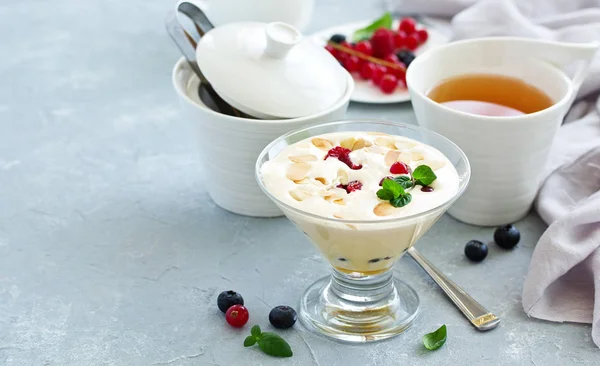 Şampanya ve dutlu Zabaglione. Fransız tatlısı.