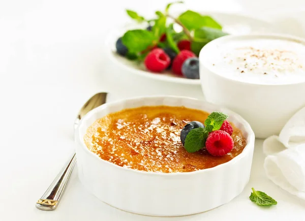 Creme Brulee Dessert Caramel Crust Berries — Stock Photo, Image