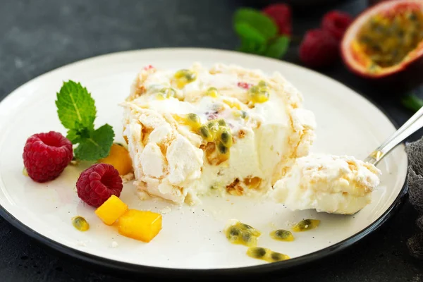 Baiser Roulade Mit Himbeeren Und Passionsfrucht Pavlova Dessert Selektiver Fokus — Stockfoto