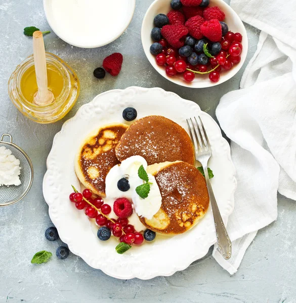 Frühstück Quark Pfannkuchen Quark Krapfen Mit Himbeere Erdbeere Blaubeere Selektive — Stockfoto