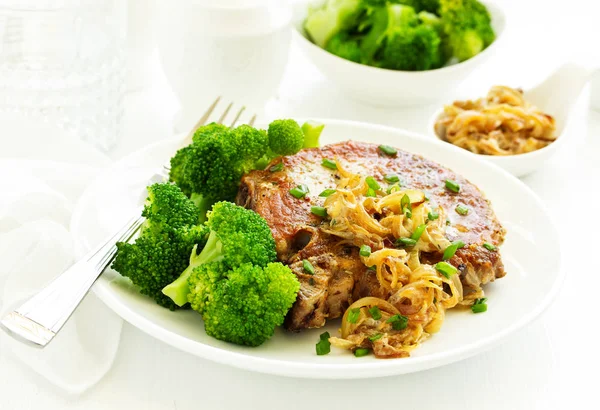 Gebratenes Schweinesteak Mit Brokkoli Und Zwiebelsoße — Stockfoto