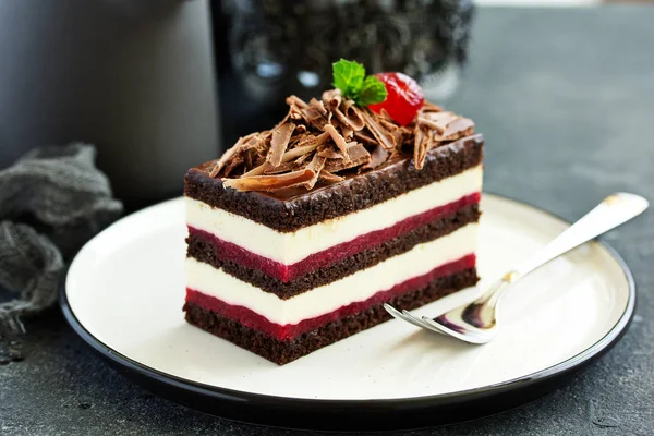 Шоколадный Торт Черными Вишнями — стоковое фото