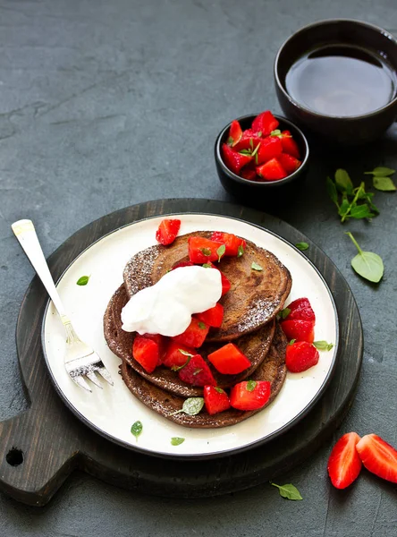 Schokoladenpfannkuchen Mit Erdbeeren Und Erdbeersoße — Stockfoto