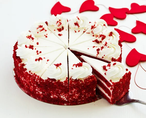 盘子里一块美味的红色天鹅绒蛋糕 — 图库照片