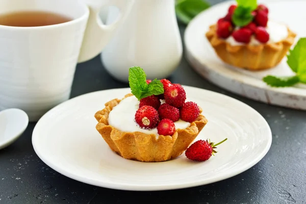 Walderdbeertorten Mit Sahnefüllung Köstliche Mini Torten Mit Sommerfrüchten — Stockfoto