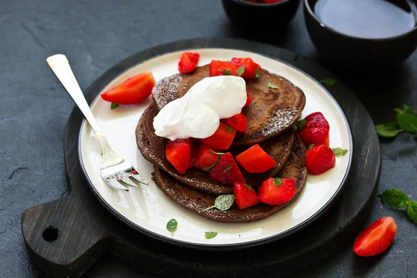 Schokoladenpfannkuchen Mit Erdbeeren Und Erdbeersoße — Stockfoto