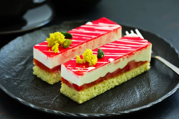 Pedazo Delicioso Pastel Pescado Sobre Fondo Gris — Foto de Stock