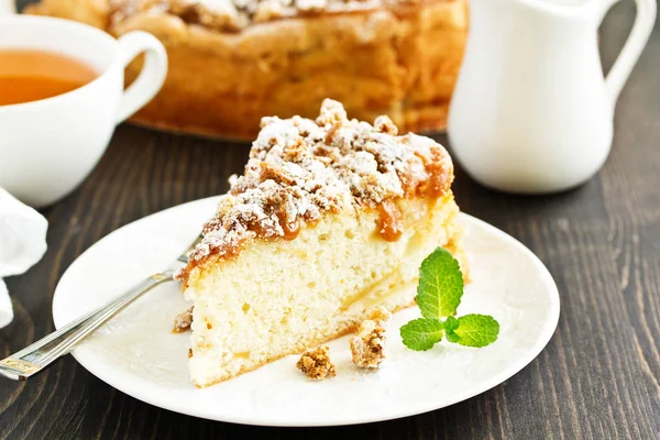 Apple Cake Caramel Crumble — Stock Photo, Image