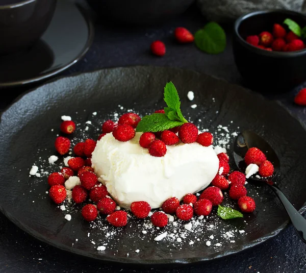奶油慕斯和野生草莓的现代甜点 — 图库照片