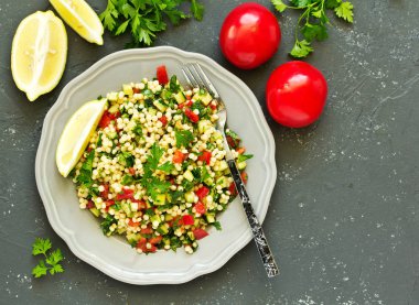 Bulgur 'lu tabut salatası. Doğu mutfağı.