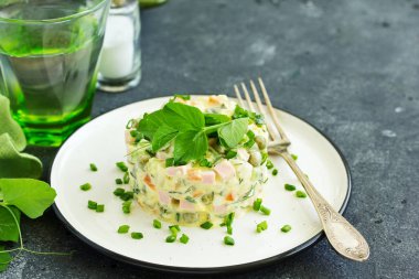 Geleneksel Rus salatası 