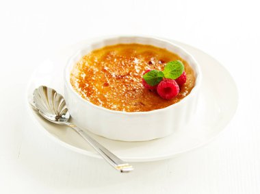 Creme brulee. Karamelli ve dutlu tatlı..
