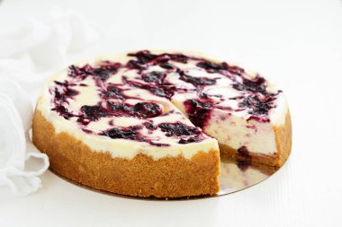 Siyah frenk üzümlü ev yapımı peynirli kek..