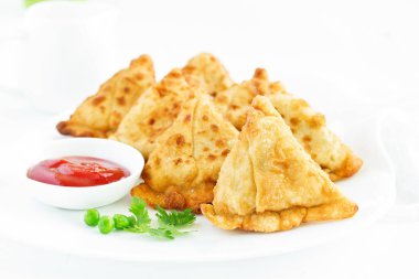 Asya yemekleri. Domates soslu vejetaryen samsa (samosas)
