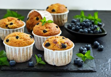 Karanlık bir arka plan üzerinde yaban mersini ile yulaf kek.