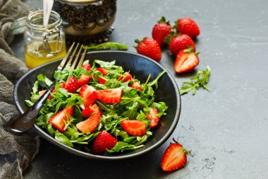 Roka, çilek ve badem ile taze salata. Seçici odak.