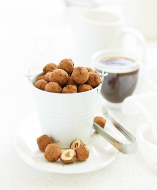 Çikolata kaplı fındıklar. Ev yapımı tatlılar..