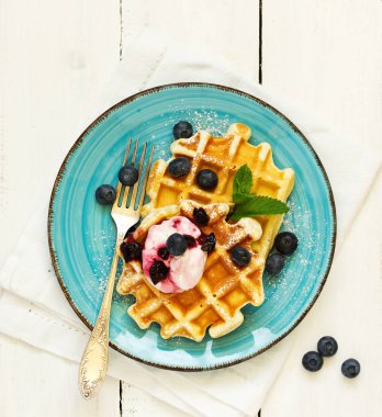 Frenk üzümlü ev yapımı waffle 'lar. Beyaz arkaplan.