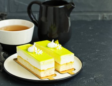 Limonlu kek parçası. Seçici odak.