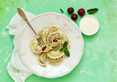 Kirazlı börek. Ukrayna ve Belarus mutfağı.