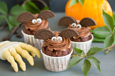 Cadılar Bayramı sopayı şeklinde çikolata kremalı çikolatalı kek.