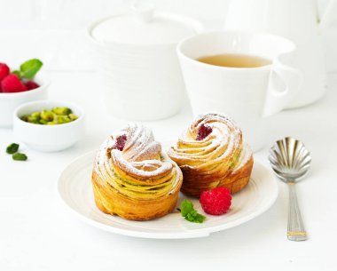 puf böreği ile antep fıstığı ve ahududu.