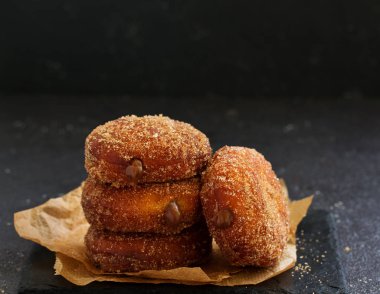 Tarçınlı çörek ve çikolatalı krema. Ev yapımı pişirme. Seçici odak.