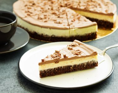 Ev yapımı karamel, fındık ve çikolata ile harika bir karamelli cheesecake.