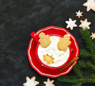 Sıcak kakao marshmallows ve gingerbread spice kar taneleri ile. Yeni yıl, bir natürmort Noel kavramı.