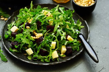 Roka, pancar ve peynir, taze salata.