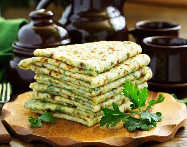 Bitki ve patatesli krep..