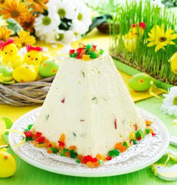 Geleneksel Paskalya tatlı süzme peynir yaptı ve 