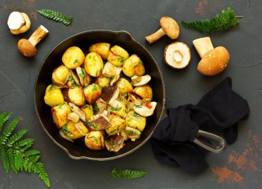 Bir tavada mantar fırında patates.