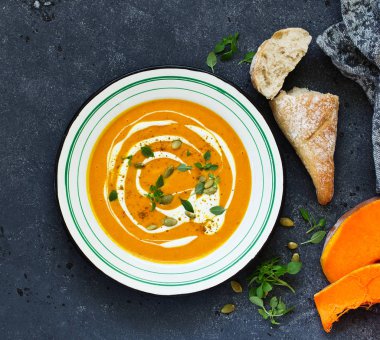 Ekmek hamurunda ev yapımı ekmek.