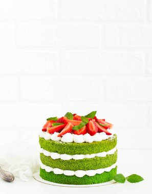 Ispanaklı, kremalı ve çilekli kek. Sevgililer Günü.