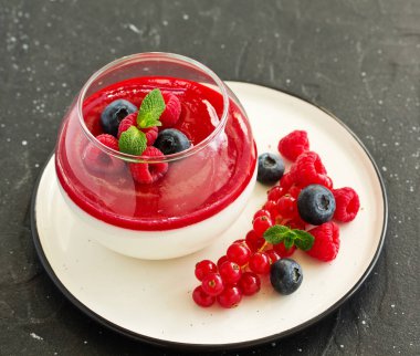 Lezzetli İtalyan tatlı panna cotta çilek ve berry sos ile. Sevgililer günü.