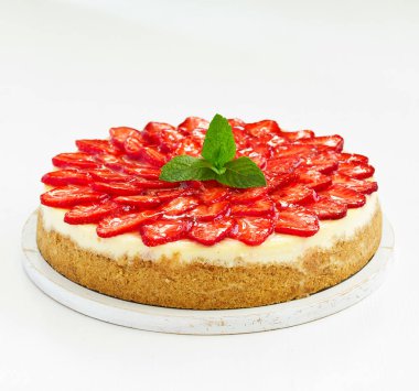 Çilekli cheesecake... Seçici odak.