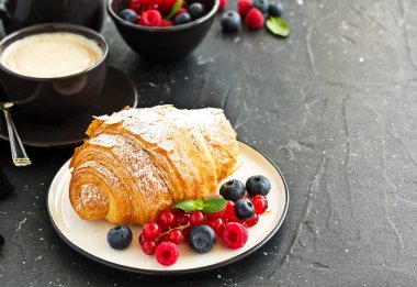 Lezzetli kahvaltı taze kruvasanlar ve olgun çilek ile