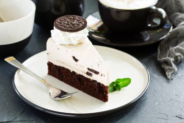 peynirli kek çikolatalı kurabiye ile.