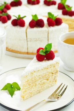 Ahududu ve kremalı pasta. Seçici odak.