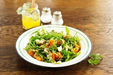 Balkabaklı salata, feta ve roka. - Evet. Seçici odak