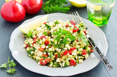 Bulgur 'lu tabut salatası. Doğu mutfağı.