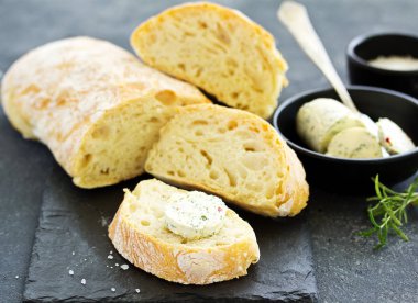 Ekmek hamurunda ev yapımı ekmek.