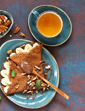 Krep muz ve çikolata ile. Kahvaltı.